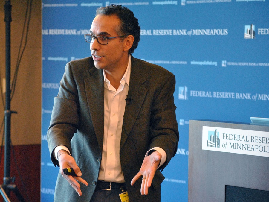 Esteban Rossi-Hansberg